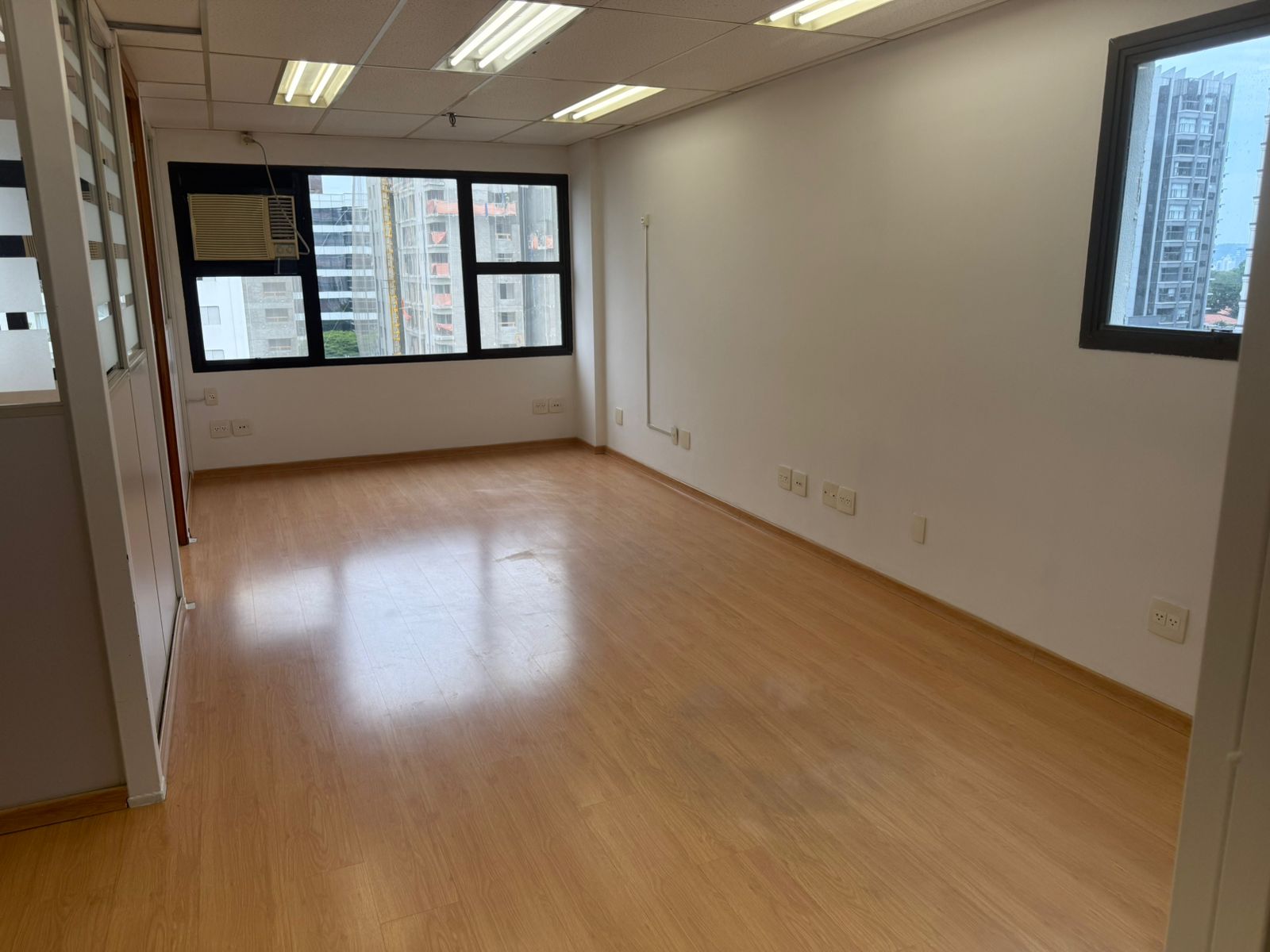 Imagem do imóvel São Paulo - SP. Bairro Indianópolis. Sala Comercial. Área Priv. 51,82m²