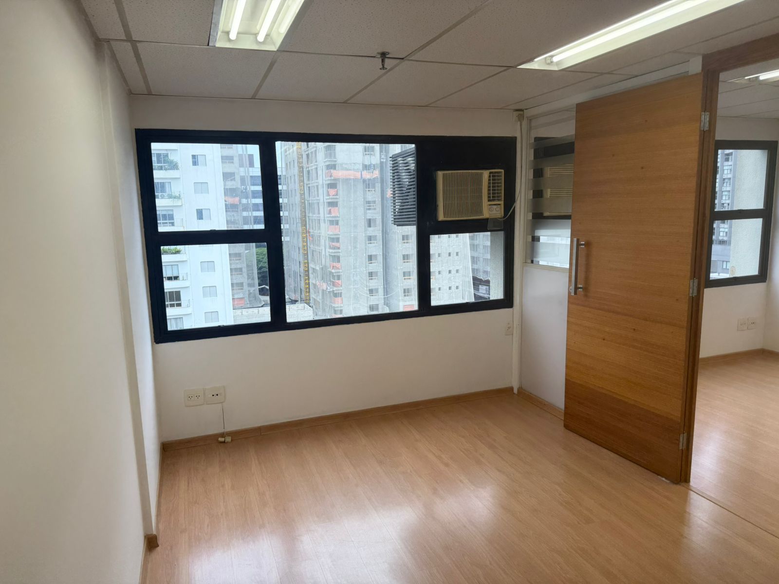 São Paulo - SP. Bairro Indianópolis. Sala Comercial. Área Priv. 51,82m², localizado em São Paulo - SP, bairro Indianópolis