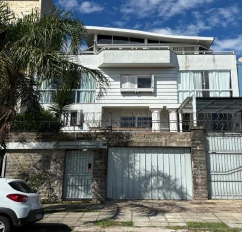 Caxias do Sul – RS. Bairro Jardelino Ramos. Casa. Áreas Totais. Terr. 302,50m² e constr. 332,34m², localizado em Caxias Do Sul - RS, bairro Jardelino Ramos