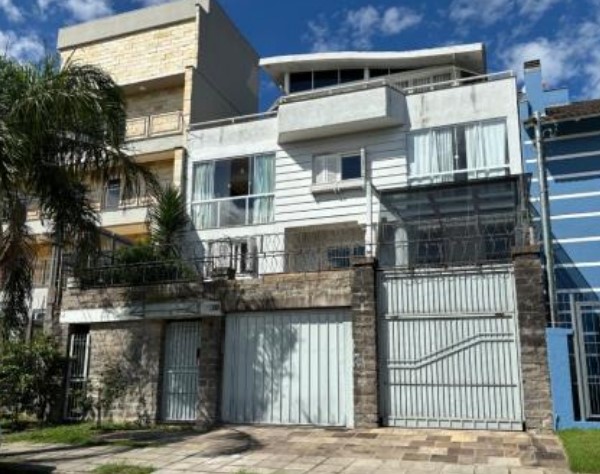 Caxias do Sul – RS. Bairro Jardelino Ramos. Casa. Áreas Totais. Terr. 302,50m² e constr. 332,34m², localizado em Caxias Do Sul - RS, bairro Jardelino Ramos